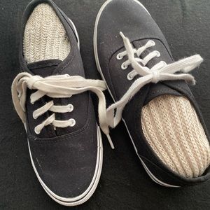 🖤🖤🖤Cat & Jack Black slip ons.